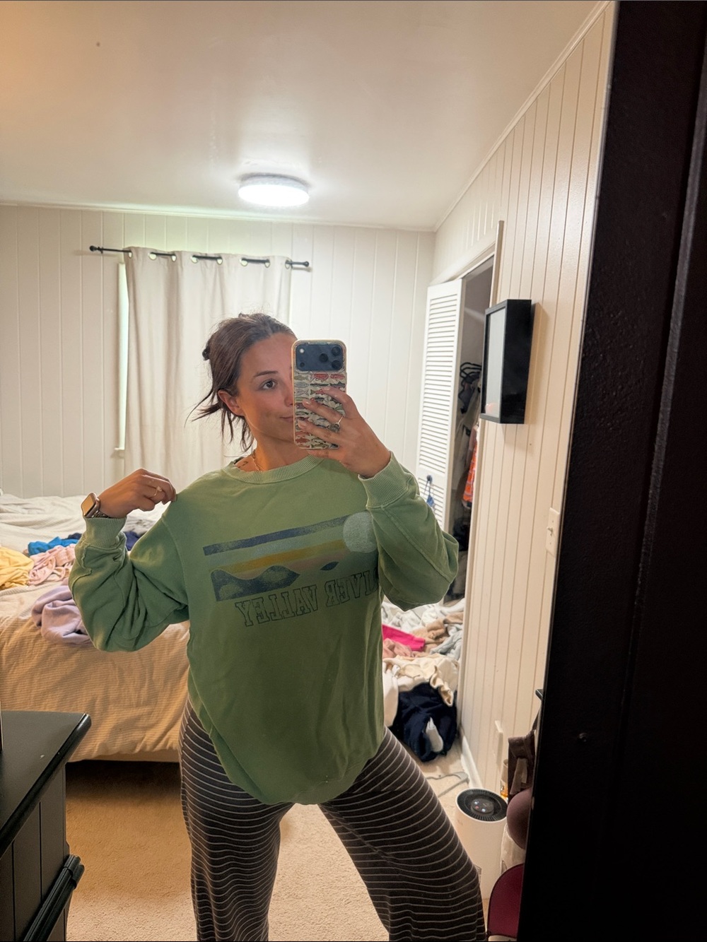 Relaxed Green Graphic Sweatshirt - Women